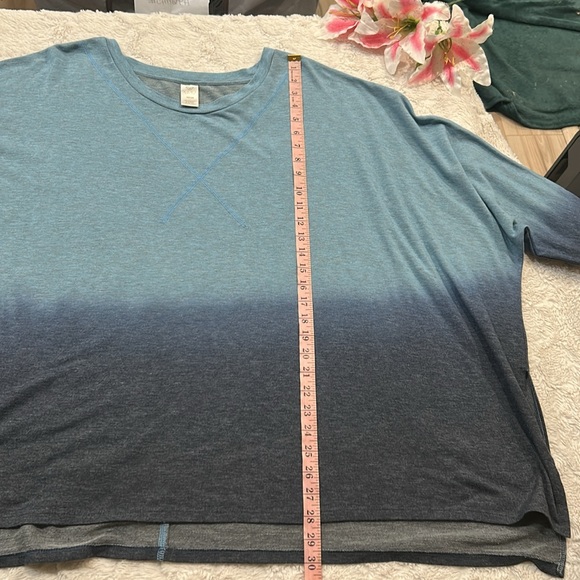 LIVI Active - Light to Navy Blue Ombre Batwing Dolman Slub Top, Size 22/24 - Picture 4 of 6